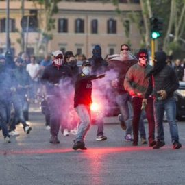 ليلة عنف بين إيه سي ميلان وألتراس باريس سان جيرمان في ميلانو